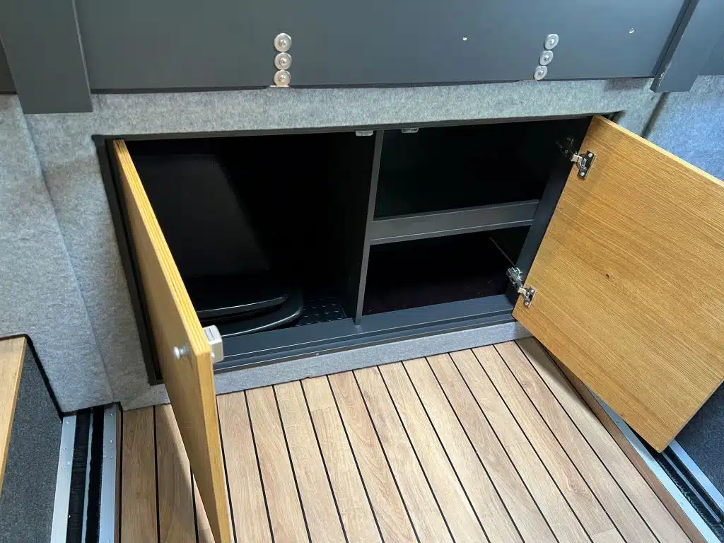 Kleiner Schrank im Campervan