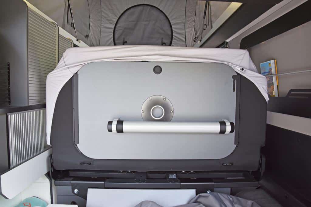 Zusammenbaubarer Tisch im Campingbus