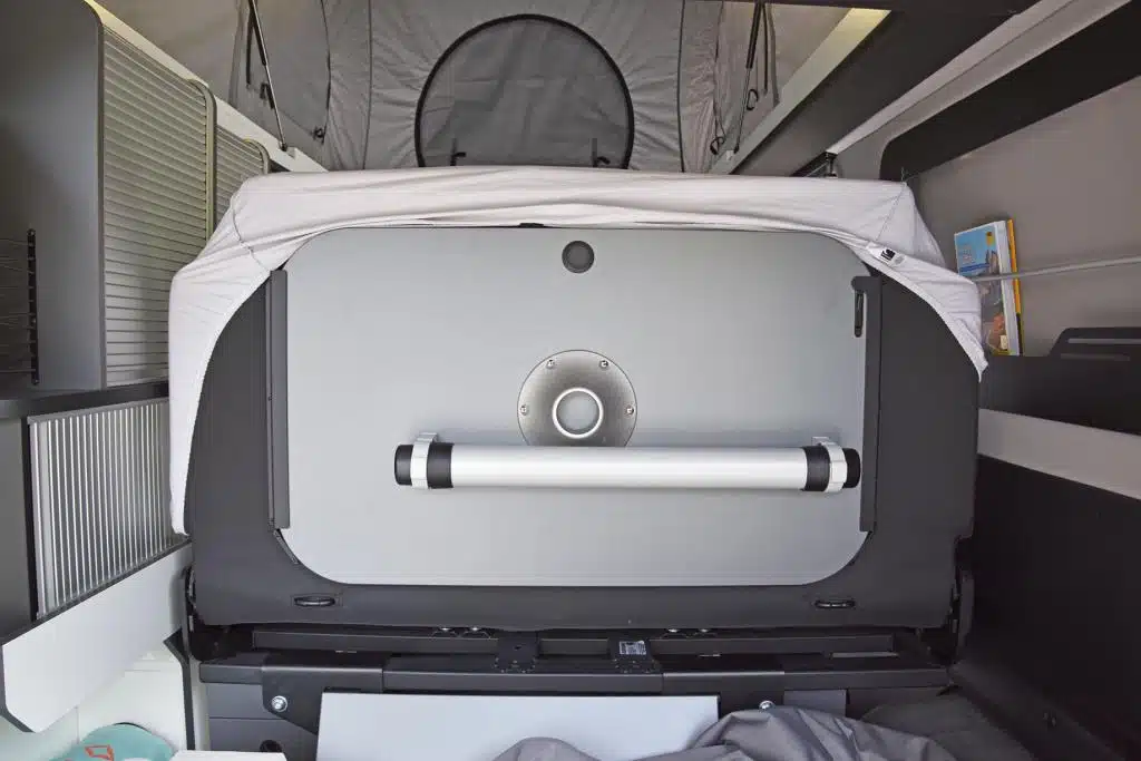 Zusammenbaubarer Tisch im Campingbus