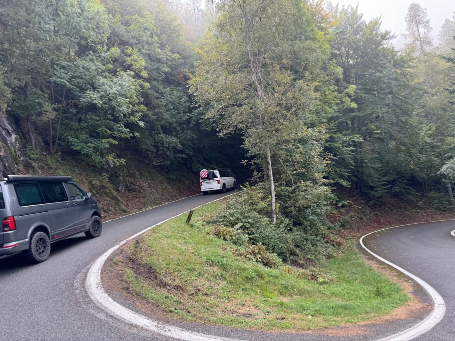 Zwei Fahrzeuge in einer Haarnadelkurve