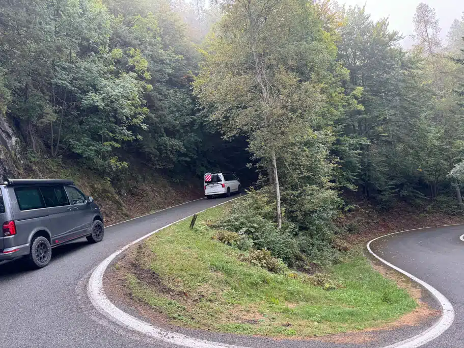 Zwei Fahrzeuge in einer Haarnadelkurve