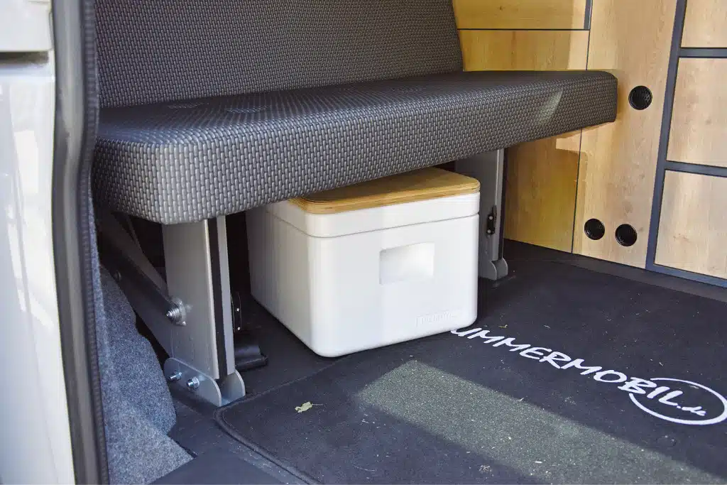 Box-unter-Sitz