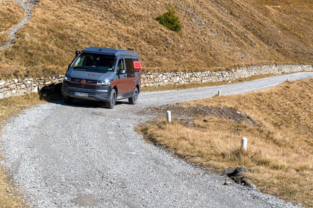Ein Fahrzeug auf einer Straße in karger Landschaft