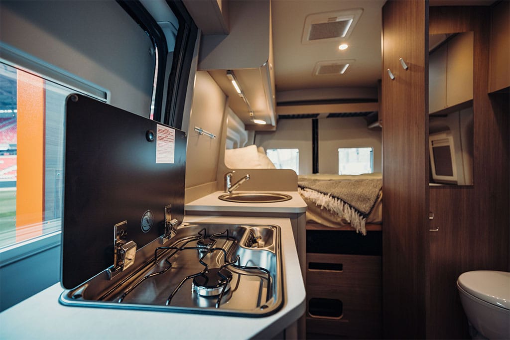 Innenansicht mit Küche und Betts des Carado CV590 4x4 Campervans.