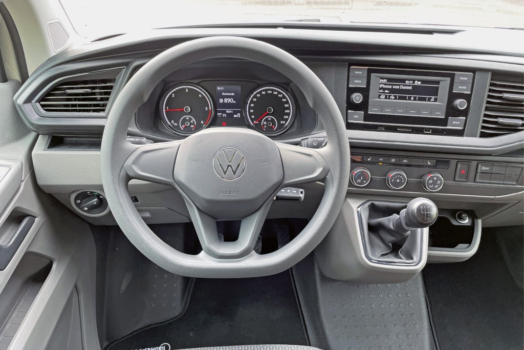 Das Cockpit auf dem Fahrerplatz