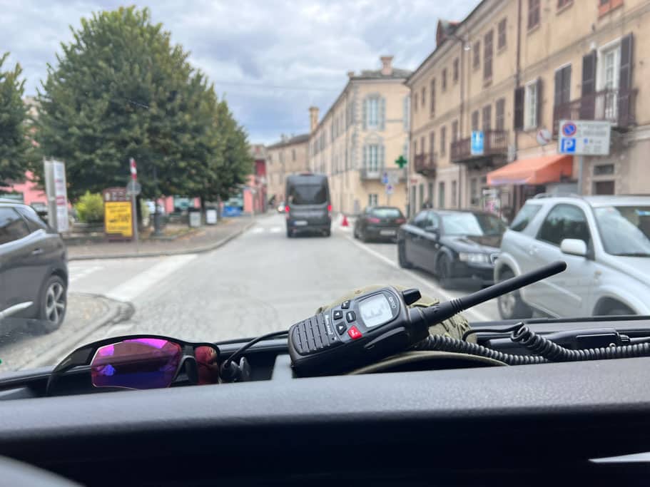 Blick aus einem Auto nach vorn auf eine Straße in einer Stadt