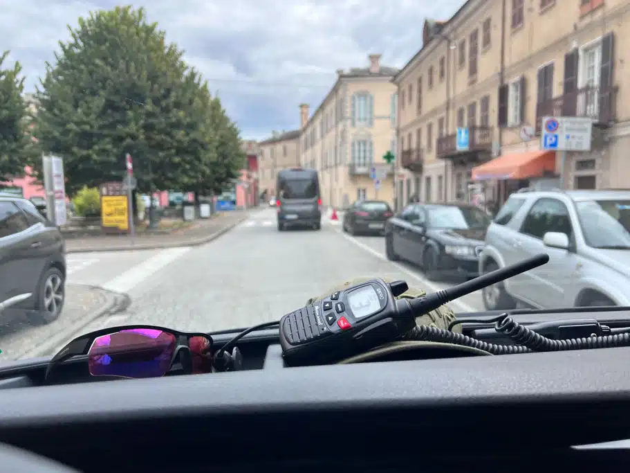 Blick aus einem Auto nach vorn auf eine Straße in einer Stadt