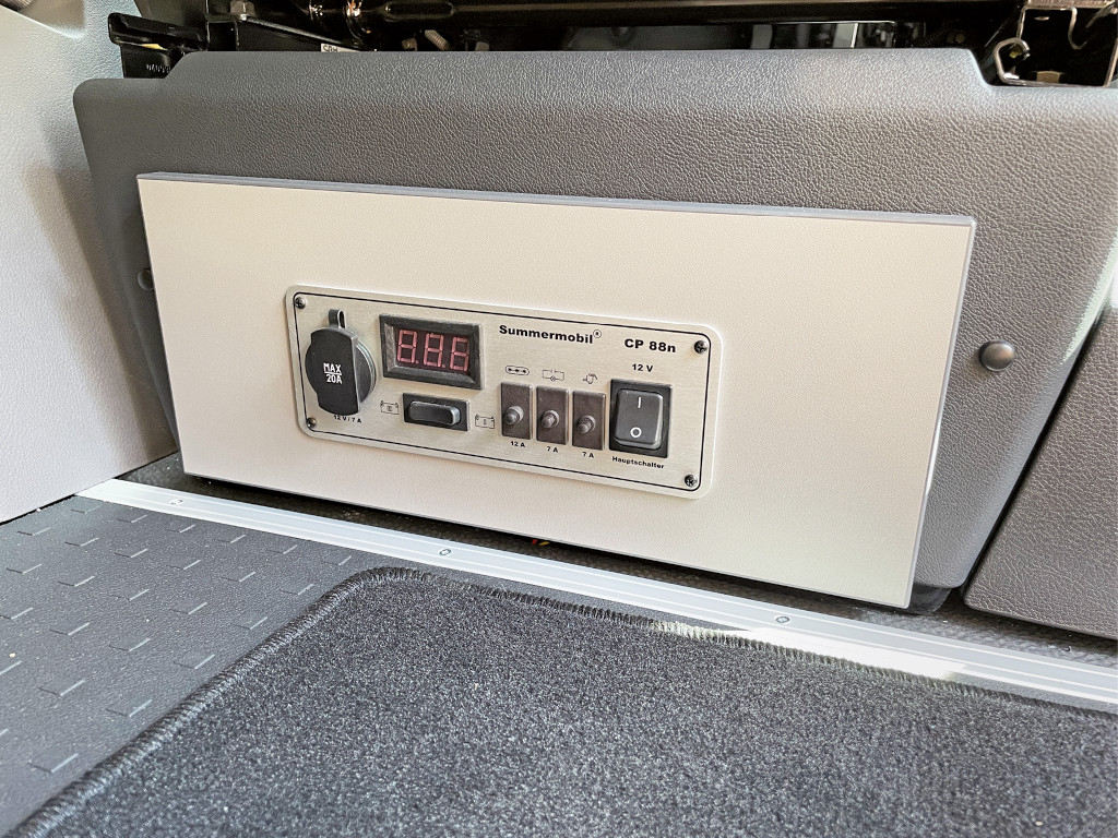 Konsole unter dem Fahrersitz