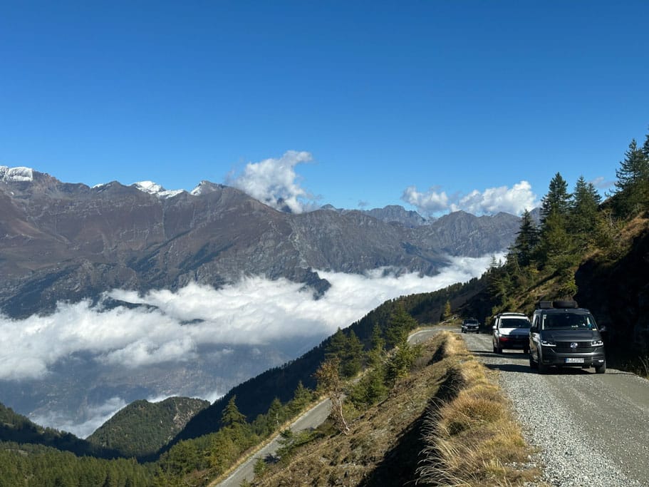 Ein Fahrzeug auf einer Bergstraße, im Hintergrund hohe, kahle Berge