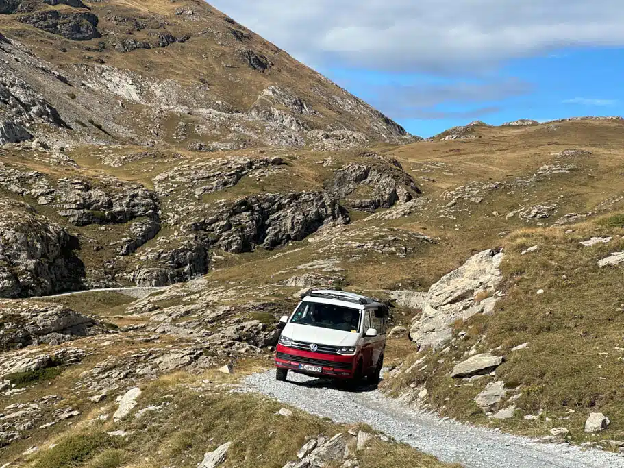 Rot-weißer VW-Bus auf einer Gebirgsstraße