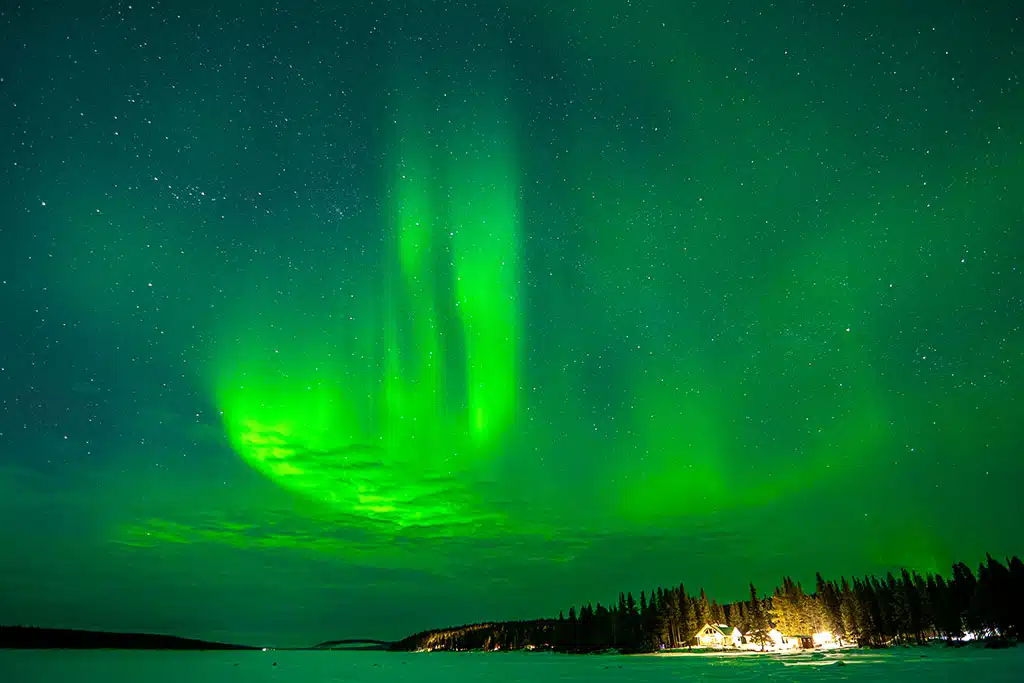 Polarlichter über schneebedeckter Landschaft