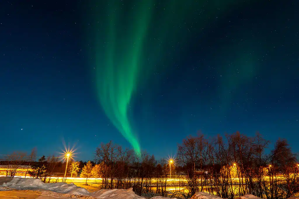Polarlichter übe schneebedeckter Landschaft
