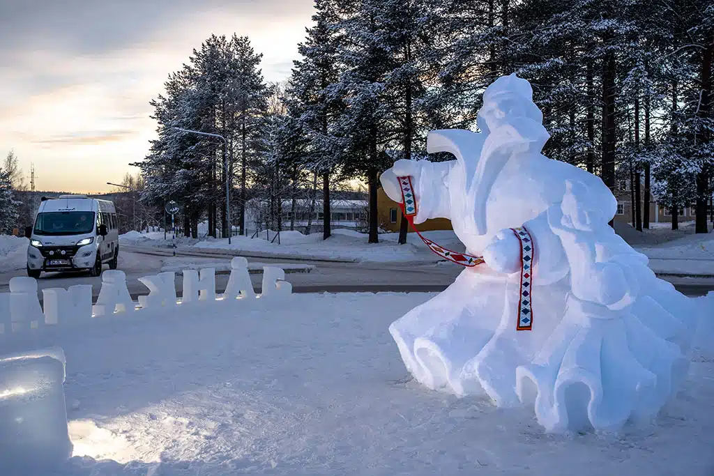 Eine Schneeskulptur inmitten verschneiter Landschaft