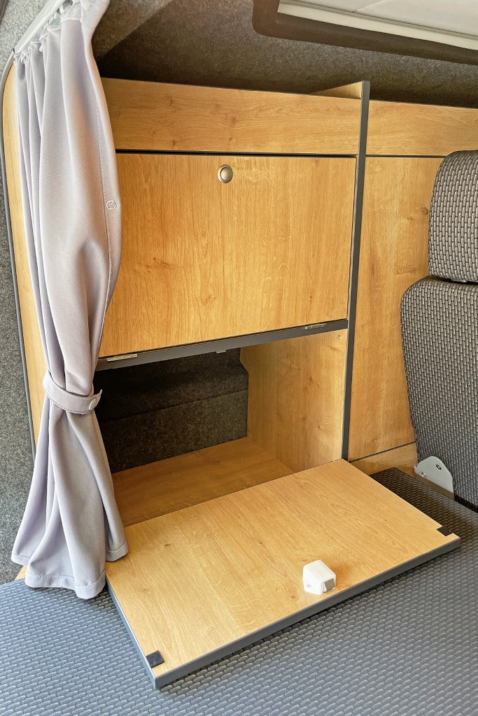 Hinterer Schrank mit geöffneter unterer Tür