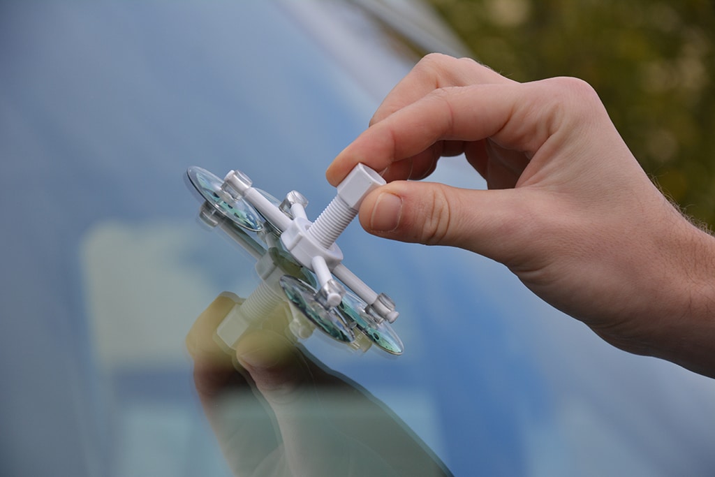 Saugnapfhalter auf Windschutzscheibe