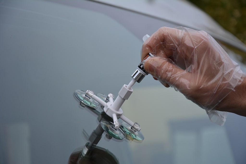 Saugnapfhalter auf Windschutzscheibe