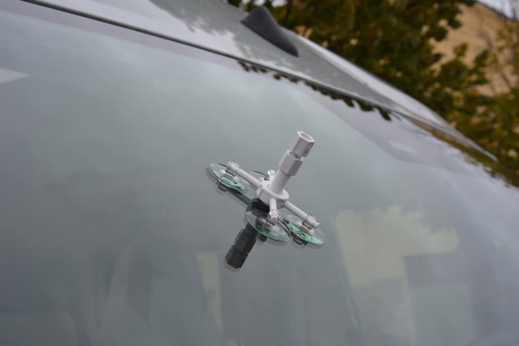 Saugnapfhalter auf Windschutzscheibe