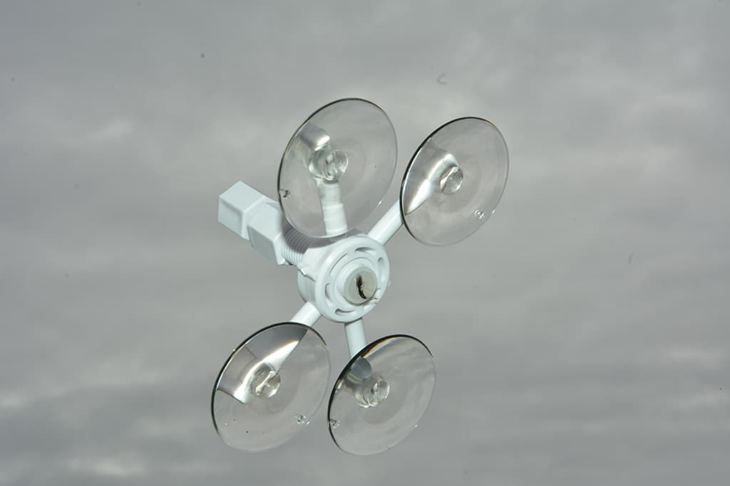 Saugnapfhalter auf Windschutzscheibe