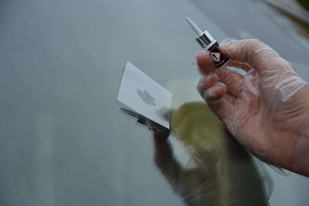 Harz deckt Defekt in Windschutzscheibe ab