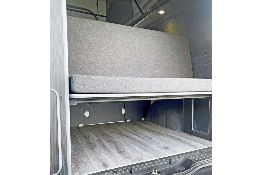 Stauraum unter klappbarer Rücksitzbank im VW-Bus-Camper