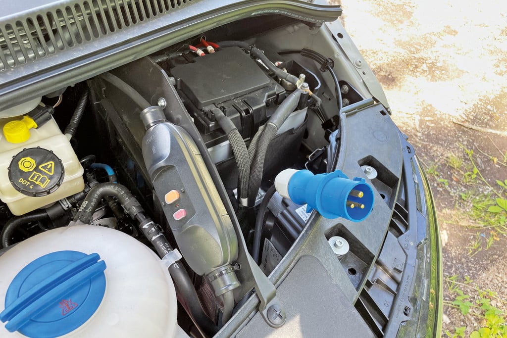 Stromanschluss-Stecker in Motorraum