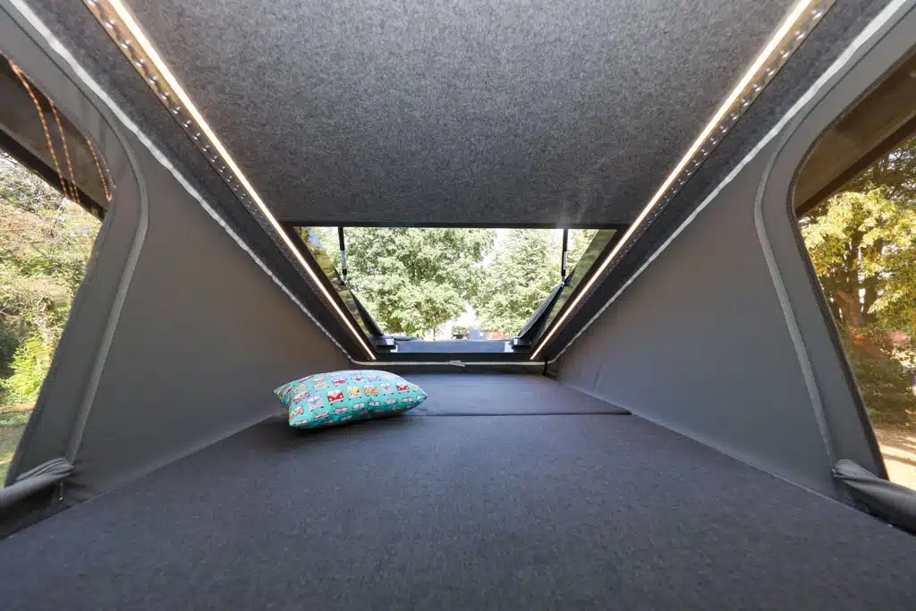 Bett im Ausstelldach eines Campingfahrzeugs