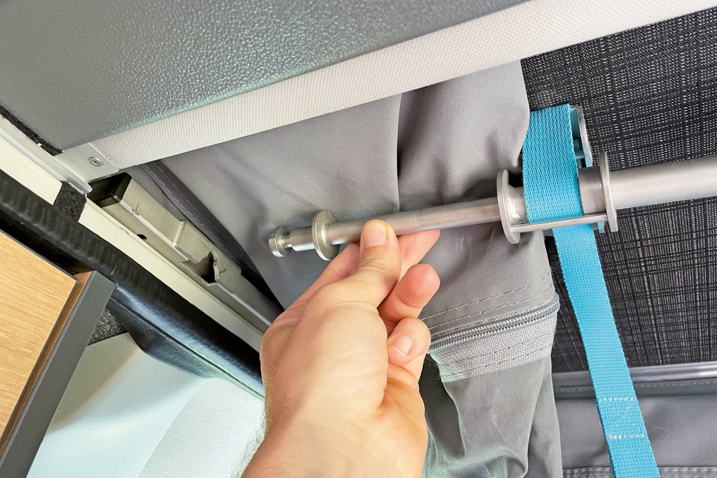 Verschlusstange des Dachs wird in seitliche Aufnahmen eingehängt