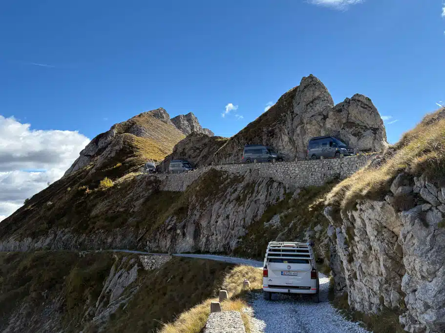 Ein Fahrzeug auf einer Gebirgsstraße