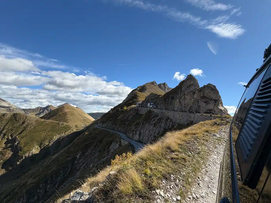 Eine Passstraße im Hochgebirge