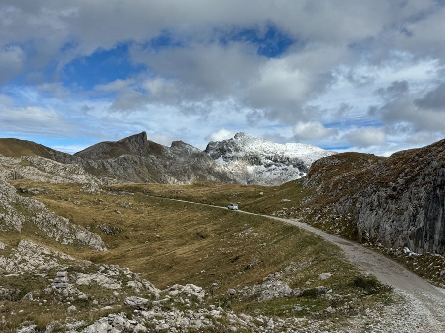 Eine schmale Straße durch eine Gebirgslandschaft