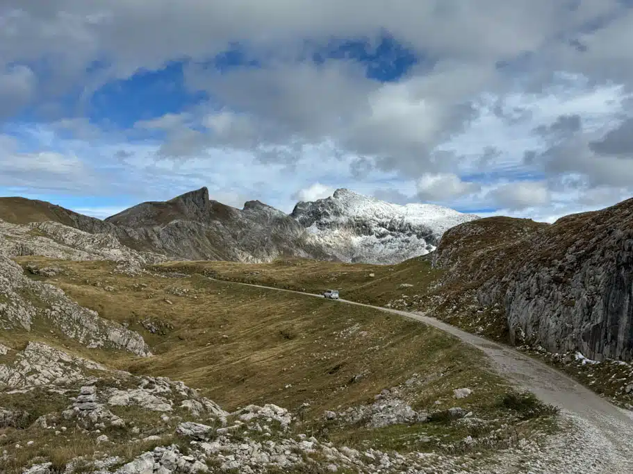 Eine schmale Straße durch eine Gebirgslandschaft