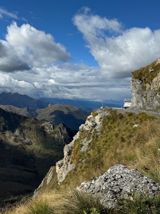 Eine in einen hohen Berg geschlagene Bergstraße in den Westalpen