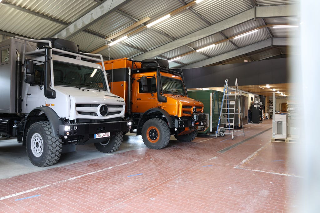 Expeditionstrucks in einer Halle