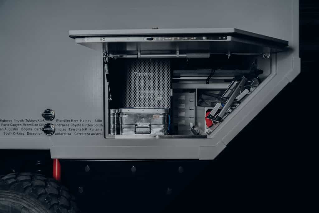 Relativ flache Klappe der Heckgarage des Unimogs mogX