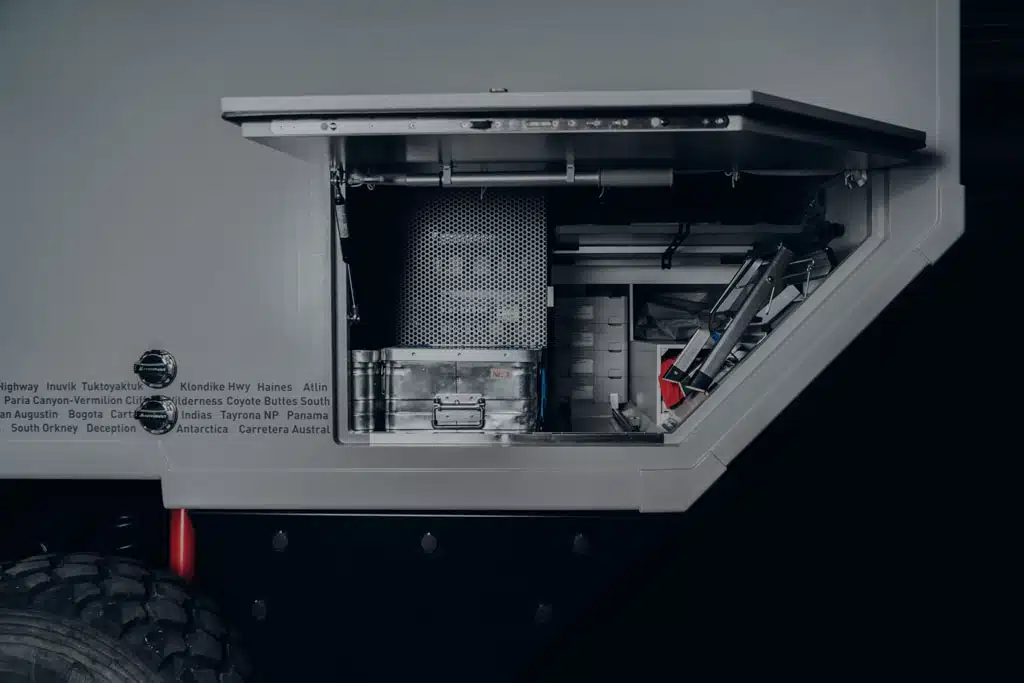 Relativ flache Klappe der Heckgarage des Unimogs mogX