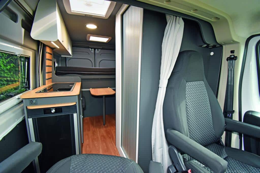 Baseline Duo 540 Modelljahr 2024, Ansicht von vorne auf Sitze, Küche und Bett.