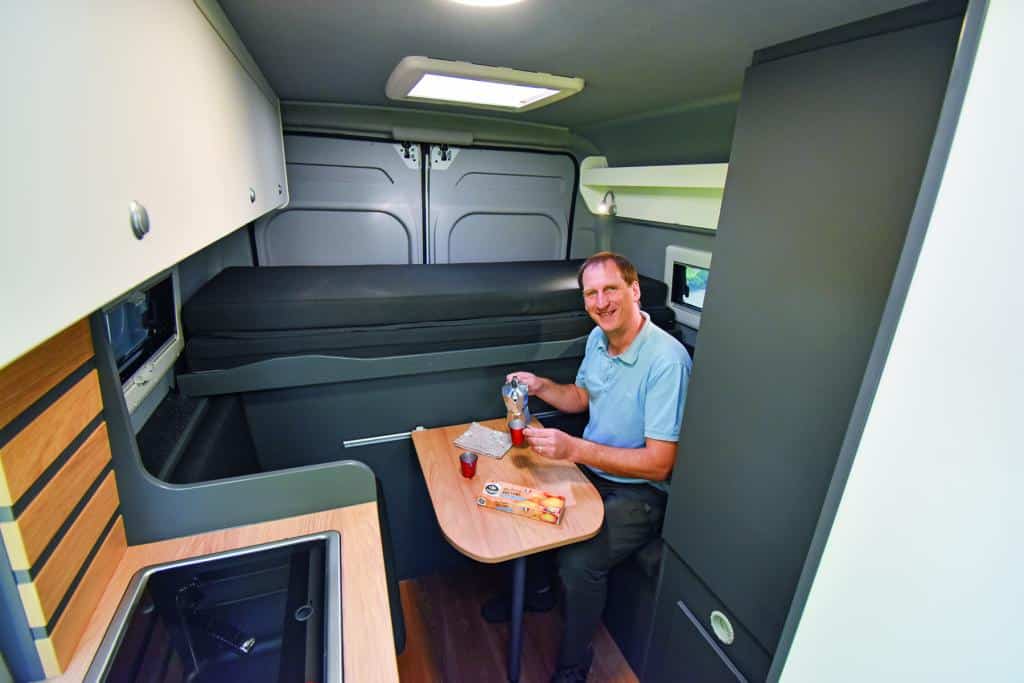 Baseline Duo 540 Modelljahr 2024, Sitzbereich vor dem Bett.