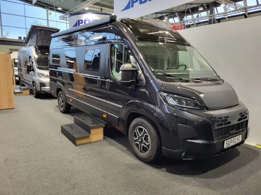 Schwarzer Campervan auf Messe