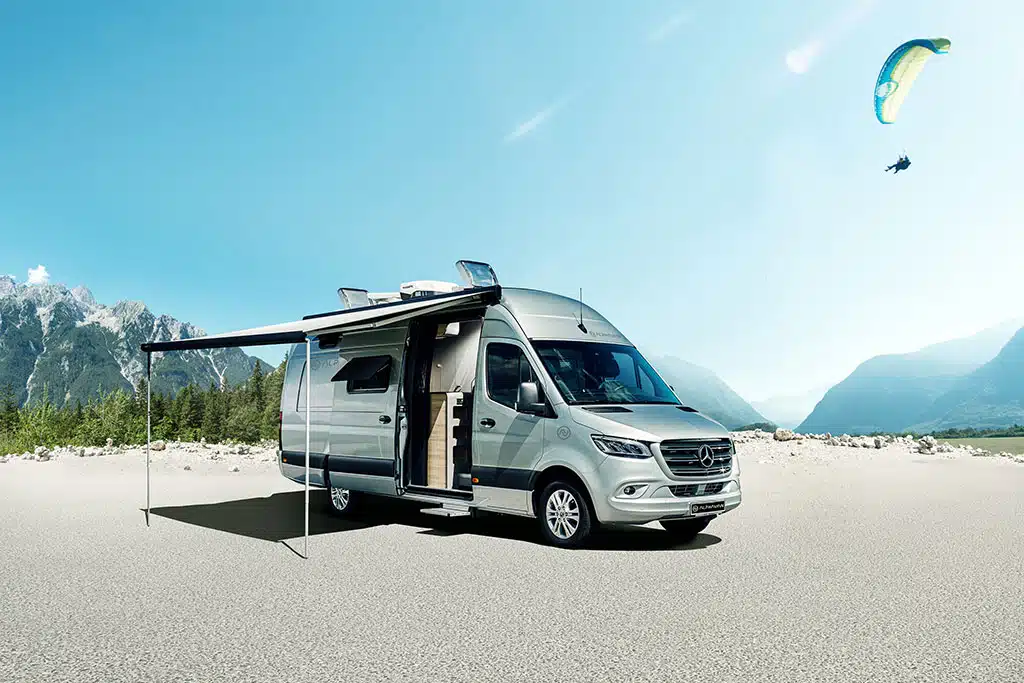 Silberner Campervan mit Markise