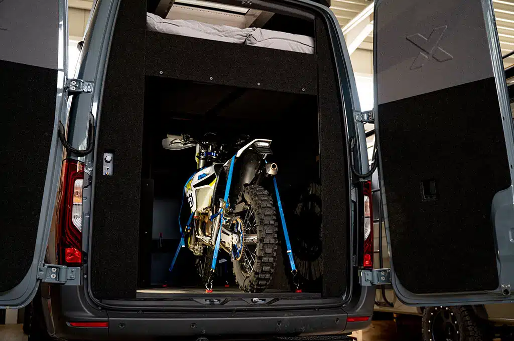 Motorrad im Heck eines Kastenwagens