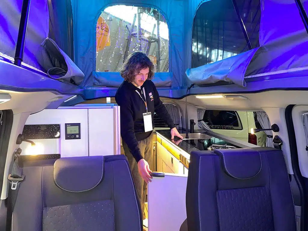 Wohnraum im Campingbus mit Aufstelldach