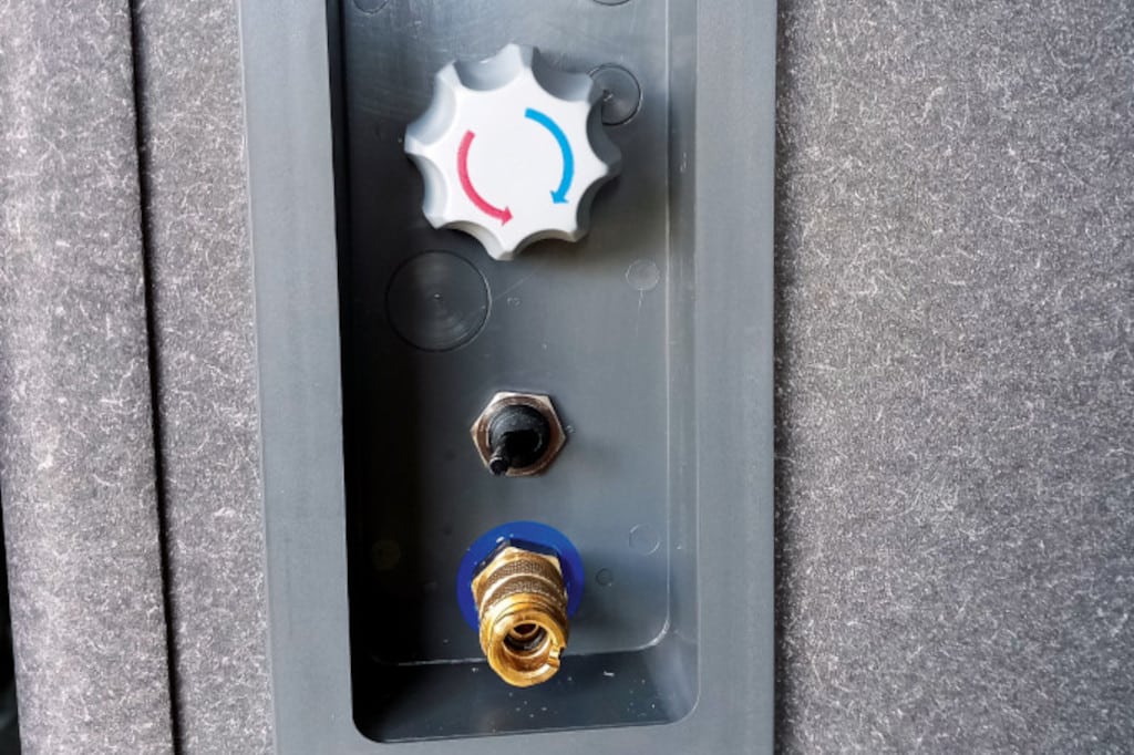 Regler und anschluss für Außendusche im Heckstauraum