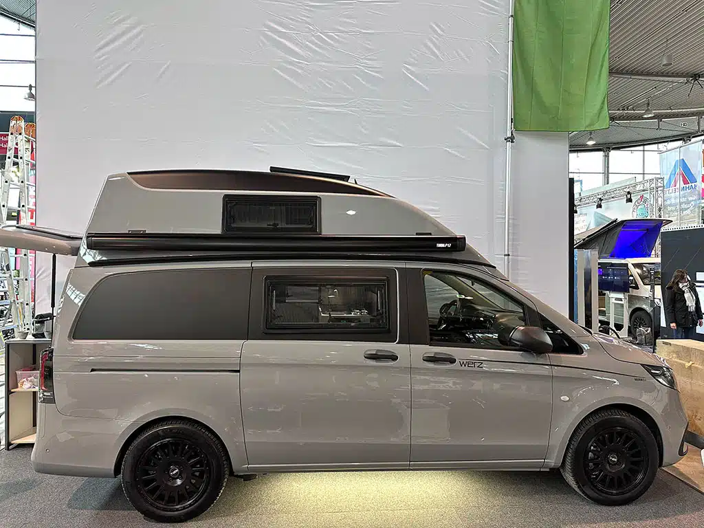 weißer Campingbus mit lackiertem Hartschalen-Aufstelldach