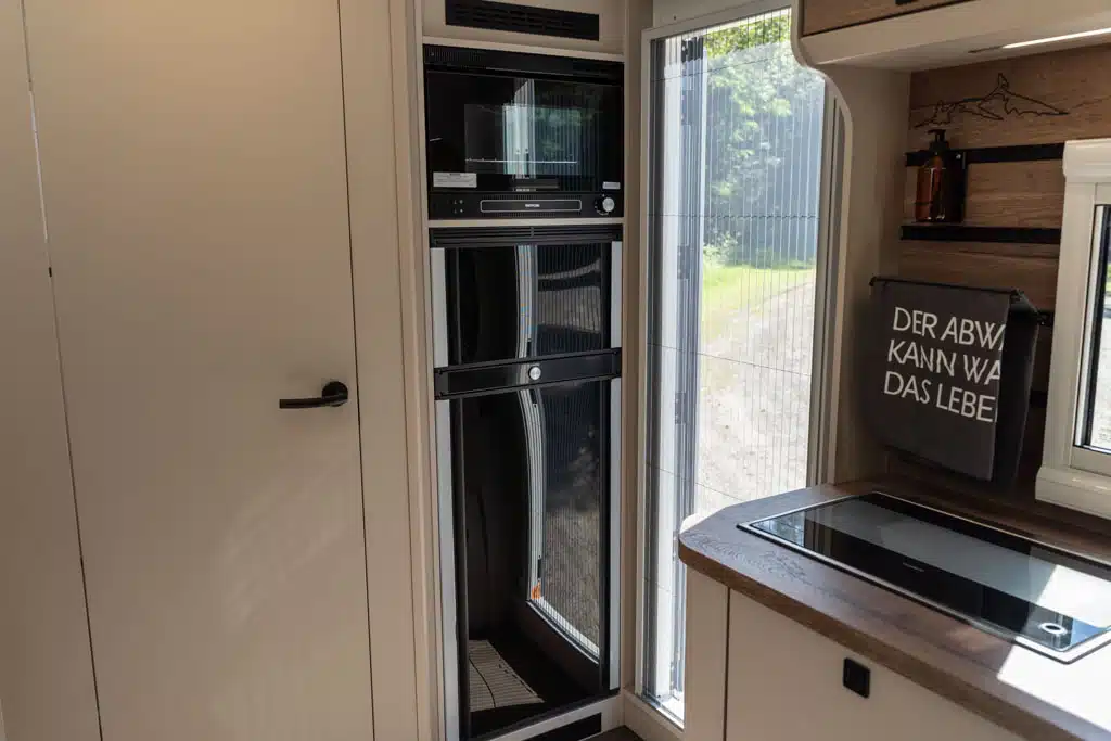 Backofen und Kühlschrank im Camper