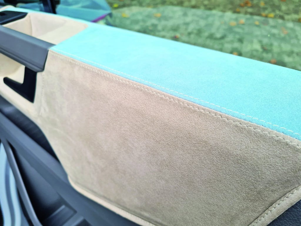 Fensterrahmen innen mit Stoff oben hellblau mit Fischgrätmuster und unten beige