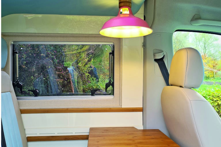 Essplatz mit Bambustisch und fester Retrolampe