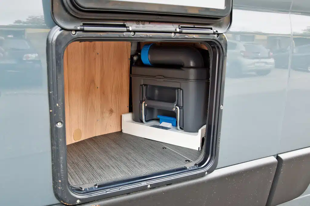 Geöffnete Klappe zum Toilettenschacht