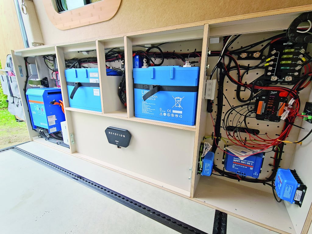 Bordelektrik im hinteren Seitenkasten eingebaut