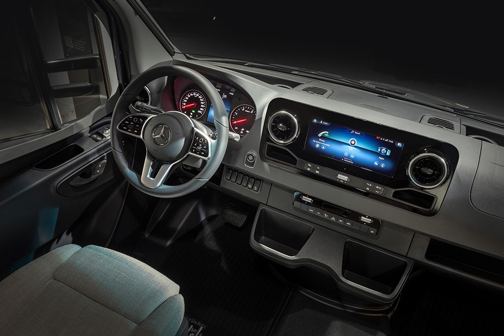 Modernes Cockpit eines Mercedes-Benz Sprinter.