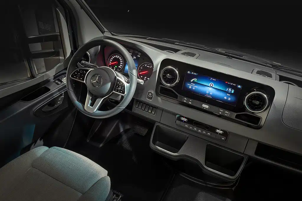 Modernes Cockpit eines Mercedes-Benz Sprinter.